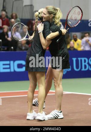 Anna Kournikova (L) et Stefanie 'Steffi' Graf lors de l'édition 18th du World Team tennis (WTT) Smash Hits présenté par GEICO, un événement caritatif de tennis qui bénéficie à la Elton John AIDS Foundation et au Washington AIDS Partnership, qui se tient à la Bender Arena de l'American University. Avant le match de tennis, les joueurs ont assisté à une réception VIP et ont participé à une vente aux enchères en direct. Washington, D.C., 11/15/10. Banque D'Images