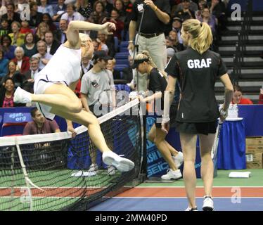 Anna Kournikova (C) et Stefanie 'Steffi' Graf lors de l'édition 18th du World Team tennis (WTT) Smash Hits présenté par GEICO, un événement caritatif de tennis qui bénéficie à la Elton John AIDS Foundation et au Washington AIDS Partnership, qui se tient à la Bender Arena de l'American University. Avant le match de tennis, les joueurs ont assisté à une réception VIP et ont participé à une vente aux enchères en direct. Washington, D.C., 11/15/10. Banque D'Images