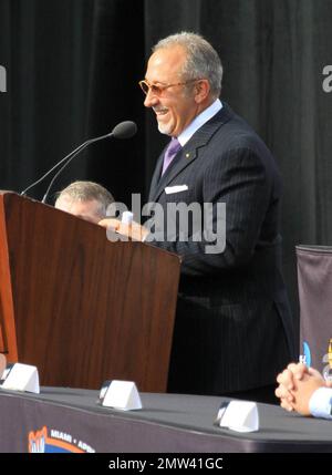 Le mogul musical Emilio Estefan rejoint le légendaire quartier des dauphins Dan Marino, le PDG de WWE Vince McMahon et les superstars de WWE John Cena, le Miz, Mark Henry, Alberto Del Rio, Big Show et WWE Diva Eve lors de la conférence de presse annonçant Miami comme hôte de WrestleMania XXVIII à Fontainebleau Miami Beach. WrestleMania aura lieu au stade Sun Life du dimanche 1 avril 2012. Miami Beach, Floride. 2/9/11. Banque D'Images