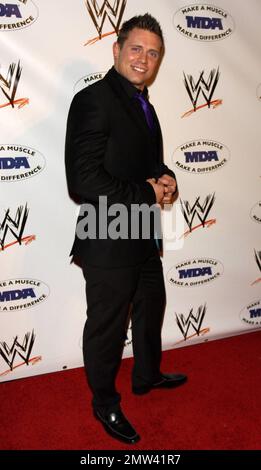 La superstar de la WWE Mike Mizanin (alias le Miz) pose sur le tapis rouge lors de la fête de Kick off annuelle de la WWE SummerSlam en association avec l'association de dystrophie musculaire tenue au bar Tropicana à l'intérieur de l'hôtel Hollywood Roosevelt. Los Angeles, Californie. 08/13/10. Banque D'Images