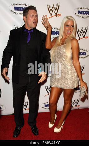 La superstar de la WWE Mike Mizanin (alias le Miz) et la WWE Diva Maryse Ouellet posent sur le tapis rouge lors de la soirée de lancement annuelle de la WWE SummerSlam en association avec l'association de dystrophie musculaire tenue au bar Tropicana à l'intérieur de l'hôtel Hollywood Roosevelt. Los Angeles, Californie. 08/13/10. Banque D'Images