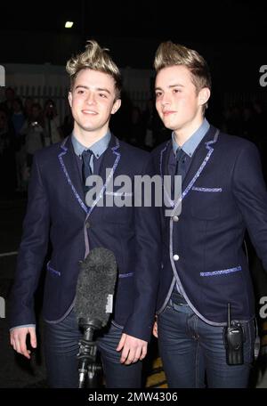 EXCLUSIF !! Les jumeaux John et Edward Grimes assistent à un enregistrement du célèbre spectacle britannique « X Factor » à Londres, Royaume-Uni. 11/15/09. Banque D'Images