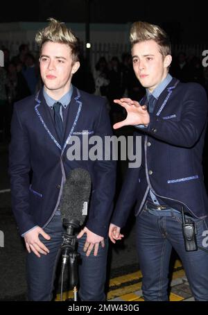 EXCLUSIF !! Les jumeaux John et Edward Grimes assistent à un enregistrement du célèbre spectacle britannique « X Factor » à Londres, Royaume-Uni. 11/15/09. Banque D'Images