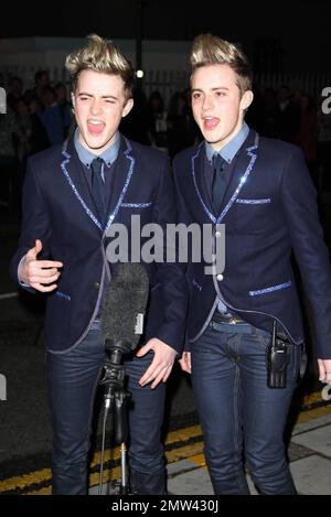 EXCLUSIF !! Les jumeaux John et Edward Grimes assistent à un enregistrement du célèbre spectacle britannique « X Factor » à Londres, Royaume-Uni. 11/15/09. Banque D'Images