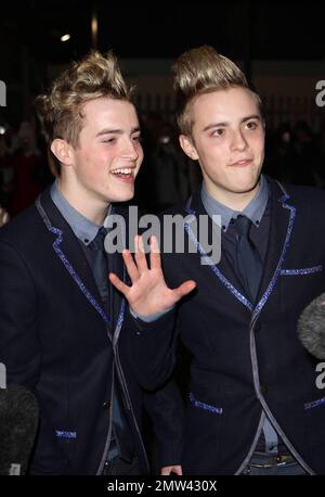 EXCLUSIF !! Les jumeaux John et Edward Grimes assistent à un enregistrement du célèbre spectacle britannique « X Factor » à Londres, Royaume-Uni. 11/15/09. Banque D'Images