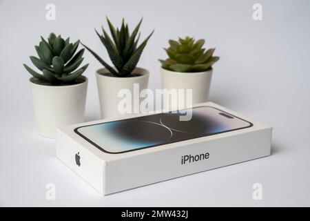 IPhone 14 Pro Max dans l'espace couleur noire, dans la boîte. Dans le dernier téléphone d'Apple, l'île dynamique est une innovation et équipée de trois caméras. Banque D'Images