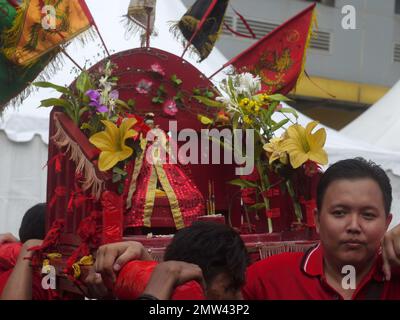 Une parade portant des statues de dieux chinois lors de la célébration Cap Go meh en nouvel an chinois Banque D'Images