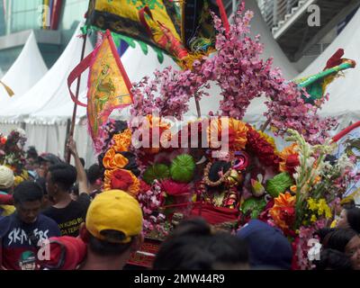 Une parade portant des statues de dieux chinois lors de la célébration Cap Go meh en nouvel an chinois Banque D'Images