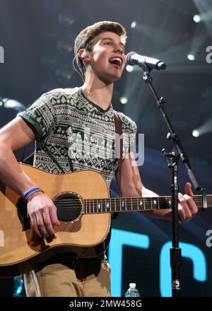 Shawn Mendes se produit en direct au Jingle ball 2014 de Y100, au BB&T Centre de Sunrise, en Floride. 21 décembre 2014. Banque D'Images