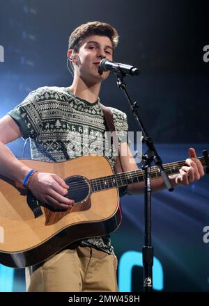 Shawn Mendes se produit en direct au Jingle ball 2014 de Y100, au BB&T Centre de Sunrise, en Floride. 21 décembre 2014. Banque D'Images