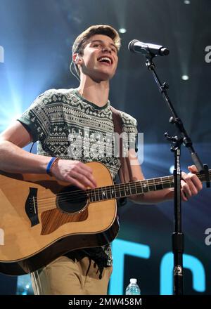 Shawn Mendes se produit en direct au Jingle ball 2014 de Y100, au BB&T Centre de Sunrise, en Floride. 21 décembre 2014. Banque D'Images