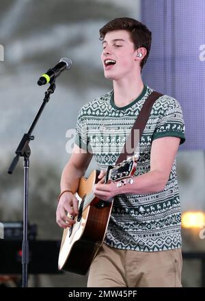 Shawn Mendes se produit au Jingle ball Village de Y100 pendant le pré-spectacle officiel de Jingle ball 2014 de Y100 au BB&T Centre de Sunrise, en Floride. 21 décembre 2014. Banque D'Images