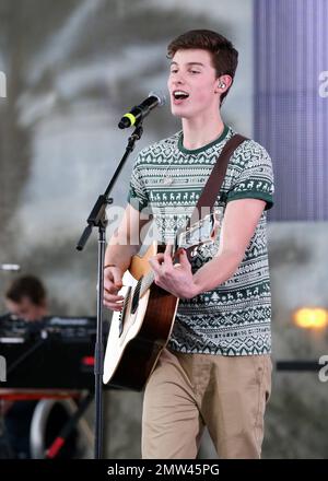 Shawn Mendes se produit au Jingle ball Village de Y100 pendant le pré-spectacle officiel de Jingle ball 2014 de Y100 au BB&T Centre de Sunrise, en Floride. 21 décembre 2014. Banque D'Images