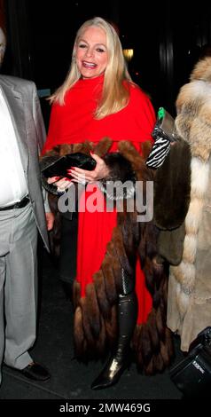 La princesse Yasmin Khan, fille de l'actrice Rita Hayworth, arrive flamboyeusement au restaurant Madeo avec des amis. Yasmin a fait don d'un châle rouge avec des détails en fourrure et a fait un point pour monter sa jupe et tirer sa chaussure vers le bas pour montrer sa jambe collée. Los Angeles, Californie. 2/10/10. Banque D'Images