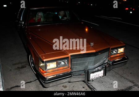 Yasmin Khan, fille de l'actrice Rita Hayworth, s'éloigne du restaurant Madeo dans une Cadillac brune possédée par sa mère. Los Angeles, Californie. 2/10/10. . Banque D'Images