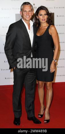 Gary Lineker et sa femme Danielle Lineker (alias Danielle Bux) arrivent à la galerie contemporaine Saatchi de Londres pour la première de « Your moment is Waiting », un film de promotion du tourisme dans la ville indienne de Kerala, réalisé par Prakash Varma et présentant le modèle Miriam Ilorah. Londres, Royaume-Uni. 09/21/10. Banque D'Images