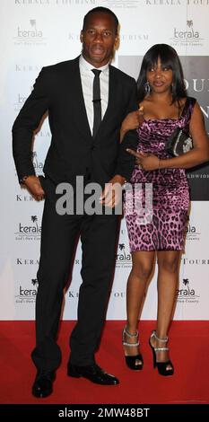 Didier Drogba (L) et sa femme Alla arrivent à la galerie contemporaine Saatchi de Londres pour la première de « Your moment is Waiting », un film de promotion du tourisme dans la ville indienne de Kerala, réalisé par Prakash Varma et présentant le modèle Miriam Ilorah. Londres, Royaume-Uni. 09/21/10. Banque D'Images