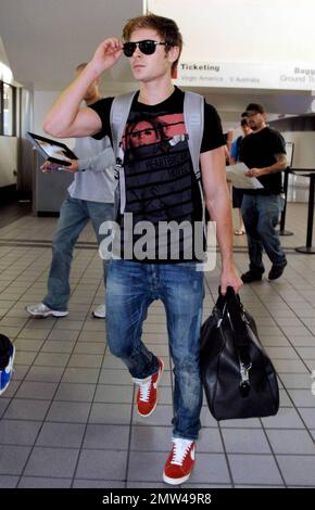 Zac Efron arrive à LAX sur un vol en provenance du Canada. Le grand acteur, qui vient de terminer le travail sur « la mort et la vie de Charlie St Cloud », aurait célébré Halloween hier soir avec sa petite amie Vanessa Hudgens et ses bals Lucas Grabeel et Ryan Phillippe. Los Angeles, CA 11/01/09 Banque D'Images