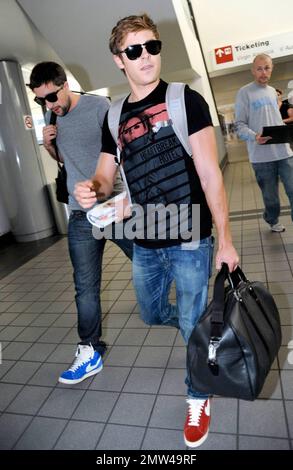 Zac Efron arrive à LAX sur un vol en provenance du Canada. Le grand acteur, qui vient de terminer le travail sur « la mort et la vie de Charlie St Cloud », aurait célébré Halloween hier soir avec sa petite amie Vanessa Hudgens et ses bals Lucas Grabeel et Ryan Phillippe. Los Angeles, CA 11/01/09 Banque D'Images