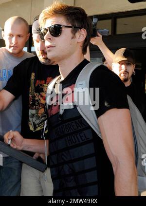 Zac Efron arrive à LAX sur un vol en provenance du Canada. Le grand acteur, qui vient de terminer le travail sur « la mort et la vie de Charlie St Cloud », aurait célébré Halloween hier soir avec sa petite amie Vanessa Hudgens et ses bals Lucas Grabeel et Ryan Phillippe. Los Angeles, CA 11/01/09 Banque D'Images