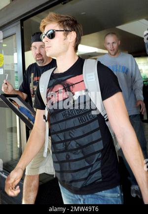 Zac Efron arrive à LAX sur un vol en provenance du Canada. Le grand acteur, qui vient de terminer le travail sur « la mort et la vie de Charlie St Cloud », aurait célébré Halloween hier soir avec sa petite amie Vanessa Hudgens et ses bals Lucas Grabeel et Ryan Phillippe. Los Angeles, CA 11/01/09 Banque D'Images