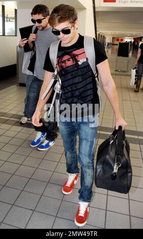 Zac Efron arrive à LAX sur un vol en provenance du Canada. Le grand acteur, qui vient de terminer le travail sur « la mort et la vie de Charlie St Cloud », aurait célébré Halloween hier soir avec sa petite amie Vanessa Hudgens et ses bals Lucas Grabeel et Ryan Phillippe. Los Angeles, CA 11/01/09 Banque D'Images