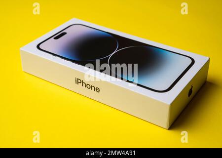 IPhone 14 Pro Max dans l'espace couleur noire, dans la boîte. Dans le dernier téléphone d'Apple, l'île dynamique est une innovation et équipée de trois caméras. Banque D'Images