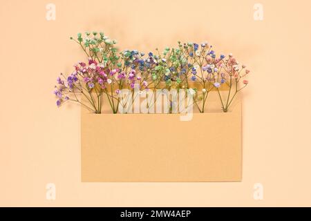 Composition florale de fleurs multicolores. Un délicat bouquet de fleurs sur fond pastel. Le concept de félicitations romance. Une carte postale f Banque D'Images