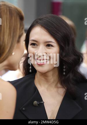 L'actrice chinoise Ziyi Zhang a été repérée au centre commercial Grove pour faire une apparition sur le programme de divertissement 'Extra' avec l'hôte Maria Menounos. Los Angeles, Californie. 22nd août 2013.