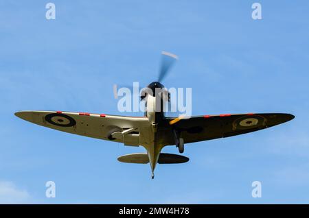 Spitfire MkI Supermarine P9374. L'avion de chasse Spitfire de la Seconde Guerre mondiale de l'ère de la bataille d'Angleterre avec des marques de reconnaissance de dessous noir et blanc pour identification Banque D'Images