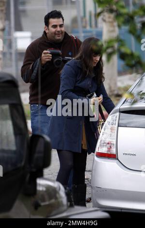 L'actrice Zooey Deschanel semble un peu agacée en étant suivie de près par un photographe lorsqu'elle entre dans sa Toyota Prius alors qu'elle courait des courses. Los Angeles, Californie. 1/24/09. Banque D'Images