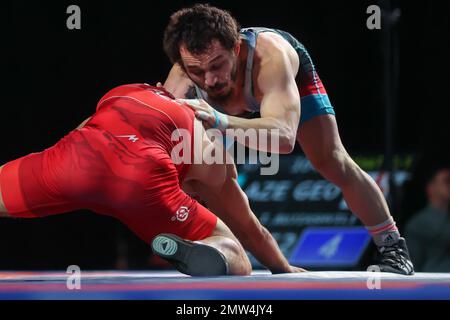 ZAGREB, CROATIE – FÉVRIER 01 : l'Islam Bazarganov d'Azerbaïdjan est en compétition contre Beka Bujiashvili de Géorgie lors du match de bronze de la série hommes libres de 57 kg Wrestling 2023 Ranking au Dom Sportova Sports Hall sur 1 février 2023 à Zagreb, Croatie. Photo: Igor Kralj/PIXSELL Banque D'Images