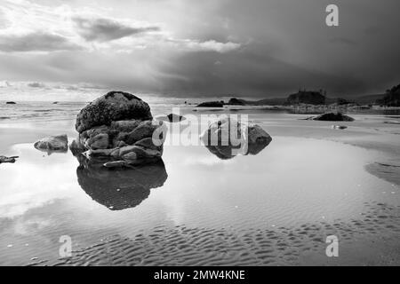 WA20787-00-BW....WASHINGTON - tempête d'Aproaching sur Ruby Beach dans le parc national olympique. Banque D'Images