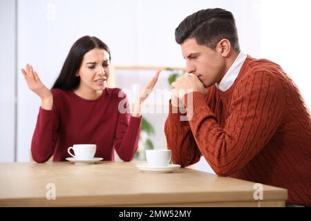 Couple ayant querelle dans le café. Problèmes de relation Banque D'Images