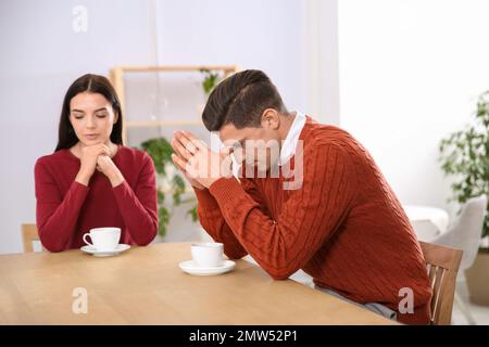 Couple avec des problèmes de relation à la table dans le café Banque D'Images