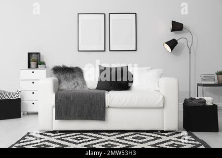 Élégant canapé blanc dans le salon moderne intérieur Banque D'Images
