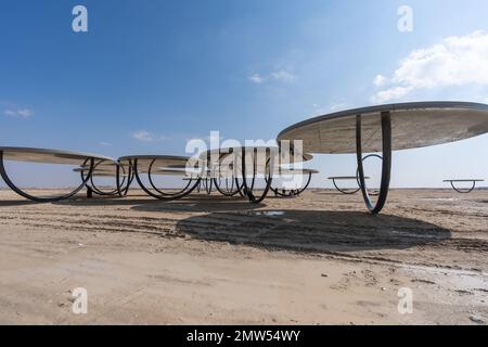 L'art public d'Olafur Eliasson intitulé « Shadows Traveller on the Sea of the Day » à Al Zubarah, Qatar. Banque D'Images