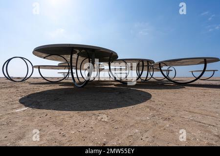 L'art public d'Olafur Eliasson intitulé « Shadows Traveller on the Sea of the Day » à Al Zubarah, Qatar. Banque D'Images