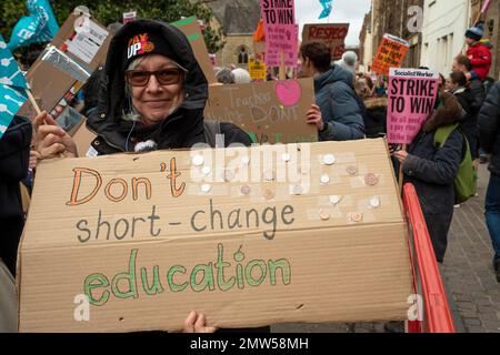 Oxford, Royaume-Uni. 1 février 2023. Le rassemblement bien soutenu du Syndicat national de l'éducation et la marche à Oxford. Les supporters et les membres se sont rassemblés dans l'église Wesley Memorial, puis ont défilé à travers Oxford City jusqu'à Broad Street. Les enseignants ont été en grève pour une récompense inflationniste entièrement financée et leur action a été considérée comme susceptible d'affecter 347 écoles dans le comté. Des rassemblements similaires ont eu lieu dans toute l'Angleterre. Crédit : Stephen Bell/Alay Live News Banque D'Images