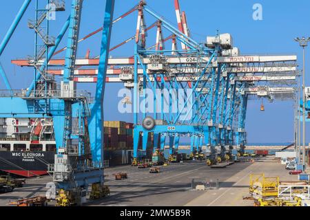 Haïfa, Israël - 11 octobre 2021 : activité de grue dans le port. Terminal à conteneurs pendant le chargement et le déchargement des conteneurs de marchandises. Banque D'Images