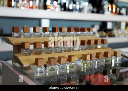 Flacons de parfum sur comptoir en verre dans la boutique Banque D'Images