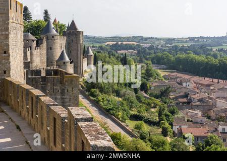 Vue panoramique de la ville médiévale de Carcassonne en France contre le ciel d'été Banque D'Images