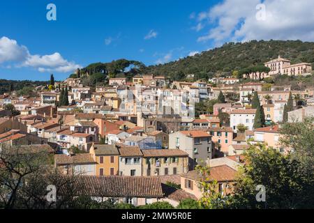 Vue panoramique sur le petit village de Bormes le Mimosas dans le sud de la France avec des mimosas jaunes qui fleurissent sous la lumière chaude de l'hiver Banque D'Images