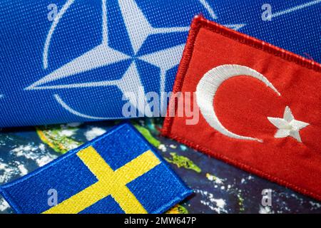 Istanbul 23 janvier 2023, Turquie n'accepte pas l'adhésion de la Suède à l'OTAN, le conflit au sujet des Kurdes vivant en Suède, les drapeaux des deux pays et Nort Banque D'Images