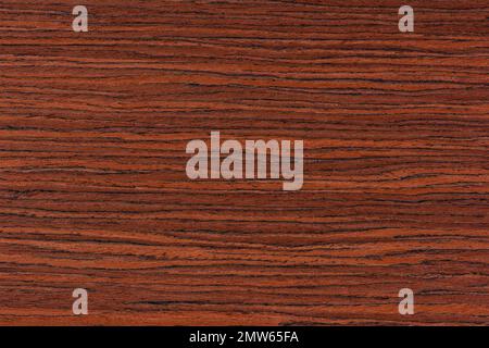 Texture bois de rose. Texture d'acajou foncé avec un motif intense, placage naturel de bois de rose pour la production de meubles ou de décoration de yacht Banque D'Images