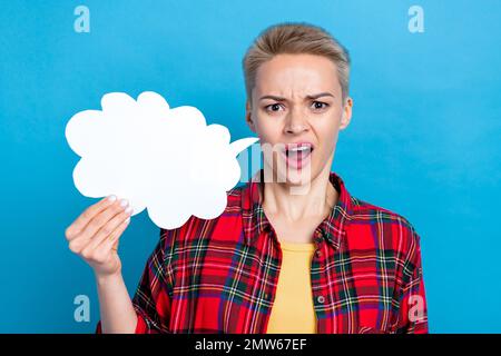 Portrait photo de jeune travailleur insatisfait la femme tenir le papier de discours nuage malheureux parlant mauvaise information isolée sur fond bleu de couleur Banque D'Images