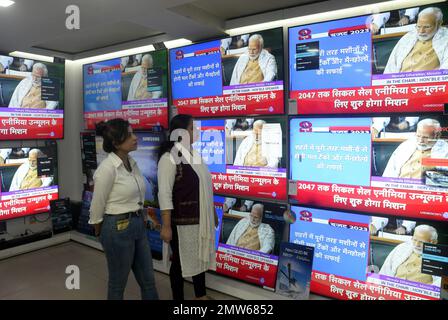 Kolkata, Inde. 01st févr. 2023. 1 février 2023, Kolkata, Inde: Les gens regardent la diffusion en direct du budget de l'Union 2023 dans une salle d'exposition sur 1 février 2023 à Kolkata, Inde. (Photo de Saikat Paul/Eyepix Group/Sipa USA) crédit: SIPA USA/Alay Live News Banque D'Images