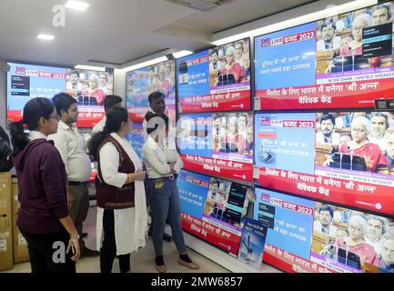 Kolkata, Inde. 01st févr. 2023. 1 février 2023, Kolkata, Inde: Les gens regardent la diffusion en direct du budget de l'Union 2023 dans une salle d'exposition sur 1 février 2023 à Kolkata, Inde. (Photo de Saikat Paul/Eyepix Group/Sipa USA) crédit: SIPA USA/Alay Live News Banque D'Images