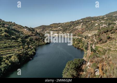 Vue aérienne de la vallée du Douro. Vignobles en terrasse et paysage près de Pinhao, Portugal. Région viticole portugaise. Beau paysage d'automne.Voyage concept Banque D'Images