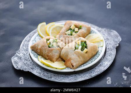 Délicieuses crêpes grossiers avec des oignons verts frais et des œufs sur un fond en bois Banque D'Images